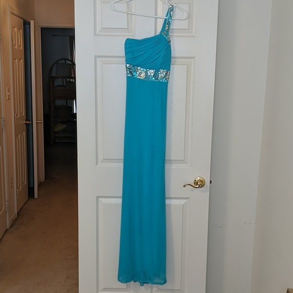 Formal Dress - Picture 1 of 3